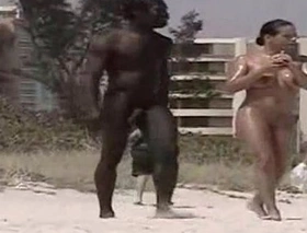 Blacky en playa nudista