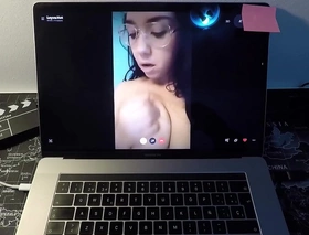 Actriz pornography milf española se folla a un fiend por webcam esta madurita sabe sacar bien la leche a distancia
