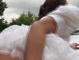 Hitchhiking bride drilled by her driver