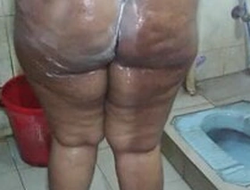 Pakistani Aunty showering - Big Bore